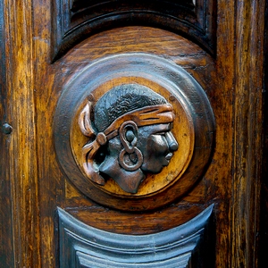 Portrait d'africain en bas relief sur une porte - France  - collection de photos clin d'oeil, catégorie portes